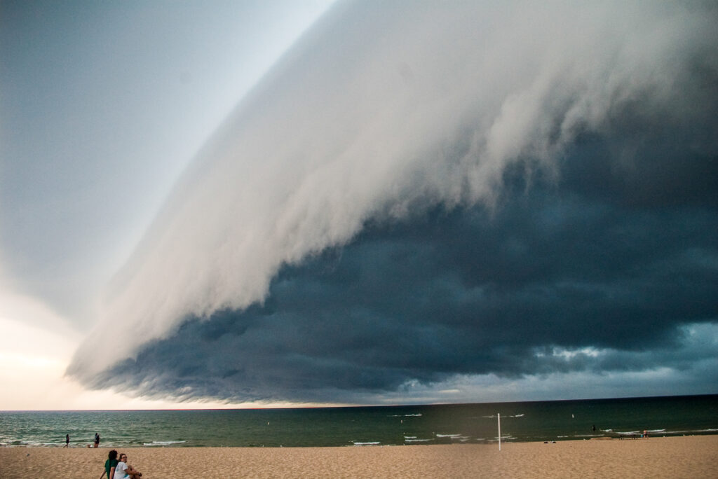 Shelf Cloud comes ashore in Grand Haven, MI on Lake Michigan July 18, 2010