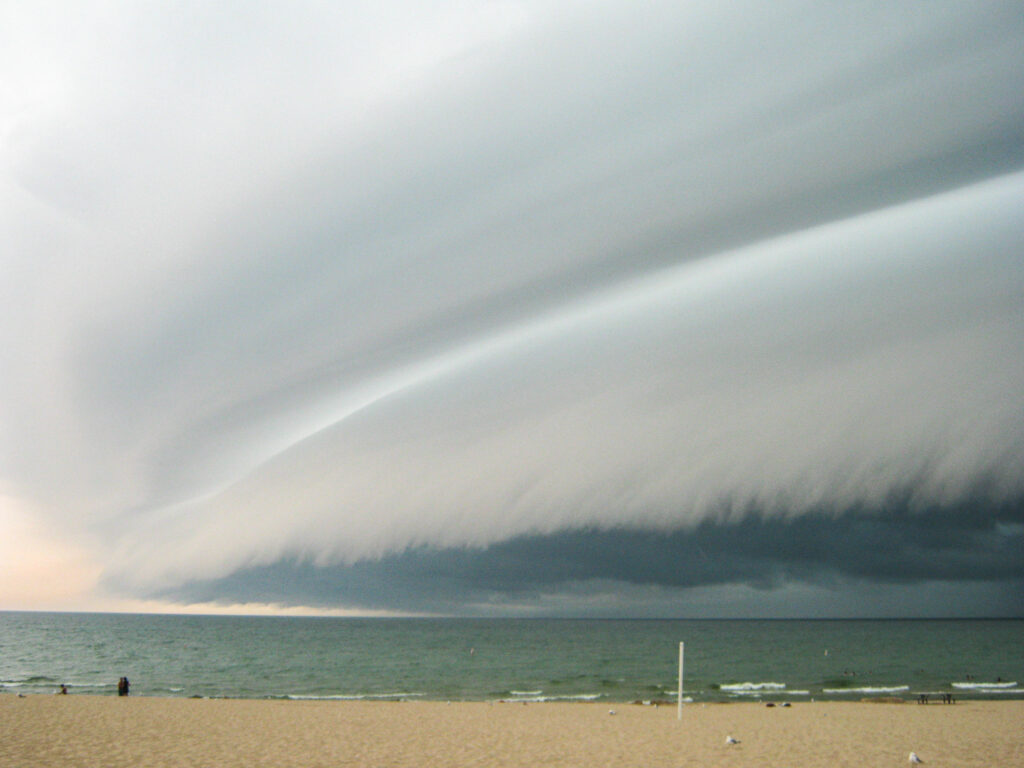 Shelf Cloud comes ashore in Grand Haven, MI on Lake Michigan July 18, 2010