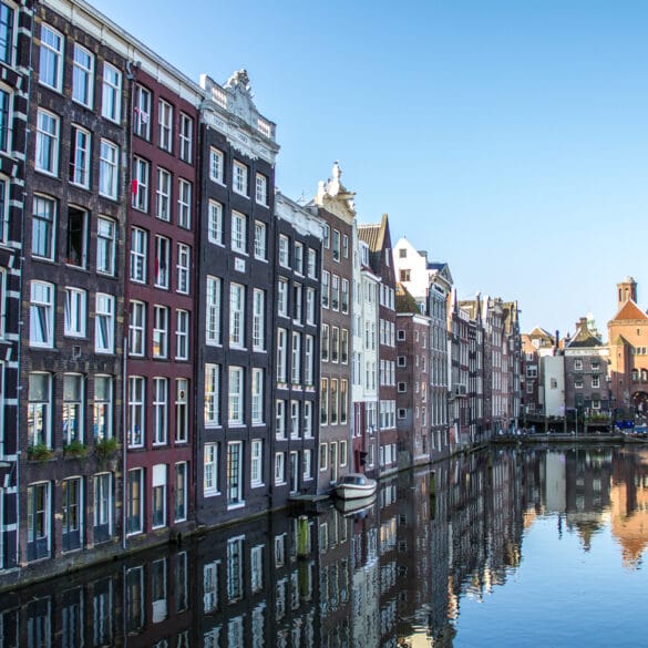 Iconic Damrak Canal in centraal Amsterdam.